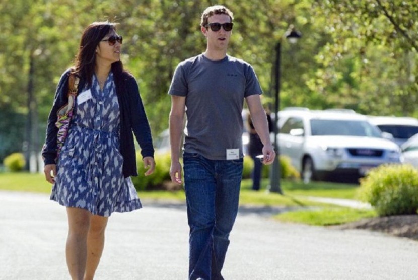 Mark Zuckerberg (right) with his wife, Priscilla Chan (file photo)