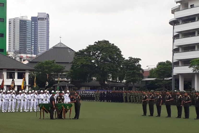  Markas Besar Angkatan Darat (Mabes AD) melaksanakan upacara serah terima jabatan di Lapangan Denma Mabesad, Senin (15/1). Salah satu pesertanya adalah Letnan Jenderal (Letjen) TNI Edy Rahmayadi yang hendak pensiun dini. 