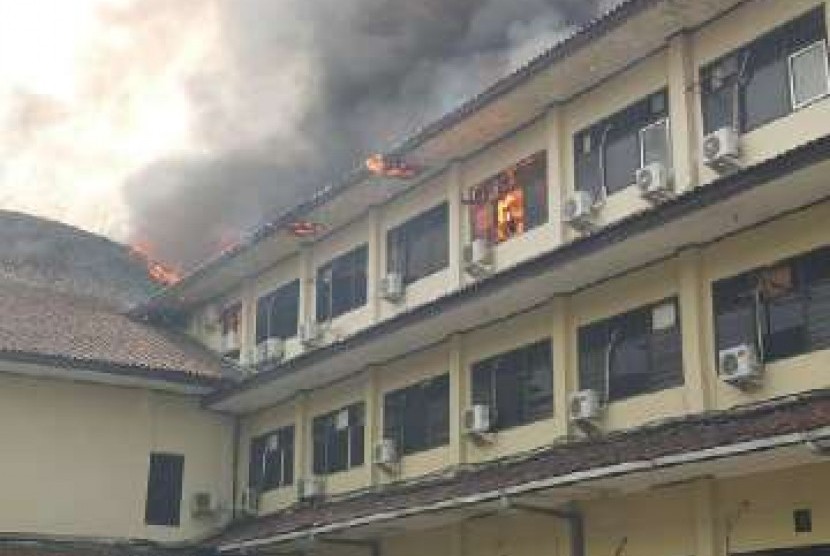 Markas Polda Jateng terbakar.