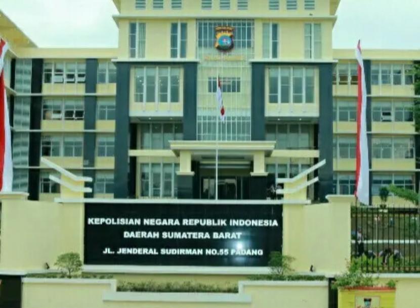 Markas Polda Sumatra Barat (Sumbar) di Kota Padang. Pengusaha asal Yogyakarta berinisial DBA (48) dilaporkan ke Kepolisian Daerah (Polda) Sumatra Barat.