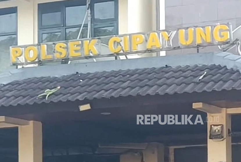 Markas Polsek Cipayung di Jakarta Timur, Sabtu (30/8/2025) pagi WIB, dalam kondisi hancur usai dirusak massa.