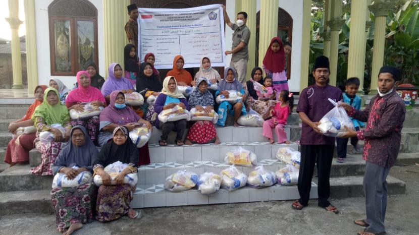 Markaz Dakwah Fakultas Agama Islam (FAI) Universitas Muhammadiyah Malang (UMM) memberikan bantuan berupa bahan sembako di Kecamatan Donomulyo, Kabupaten Malang.