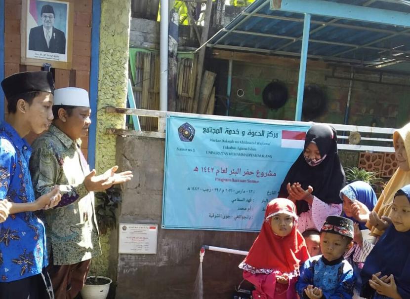 Markaz Dakwah Universitas Muhammadiyah Malang memiliki program membangun sumur di daerah yang membutuhkan.