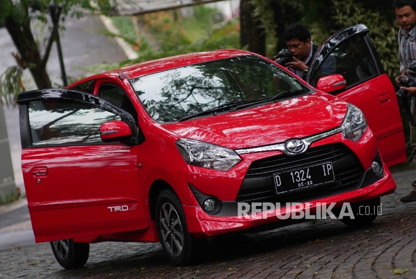 Pewartafoto memotret mobil hatchback Toyota Agya 1.2 TRD di kawasan Bandung Utara, Jawa Barat, Kamis (7/7)