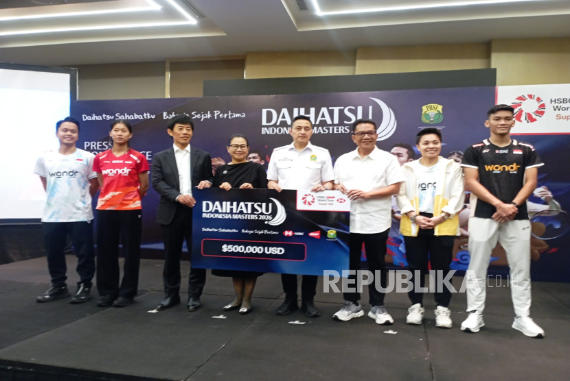 Marketing and Corporate Communication Director PT Astra Daihatsu Motor Sri Agung Handayani (keempat kiri) bersama Sekjen PP PBSI Ricky Soebagdja (keempat kanan) memegang cek seremonial turnamen bulu tangkis Daihatsu Indonesia Masters 2026 dalam konferensi pers di Jakarta, Kamis (27/11/2025).