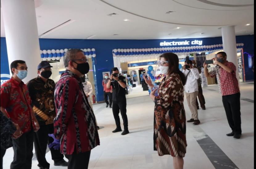 Marketing & Business Development Director Electronic City Indonesia Josephine (kanan) bersama Gubernur Kalimantan Barat meninjau gerai Electronic City di GAIA Bumi Raya City, Kota Pontianak.