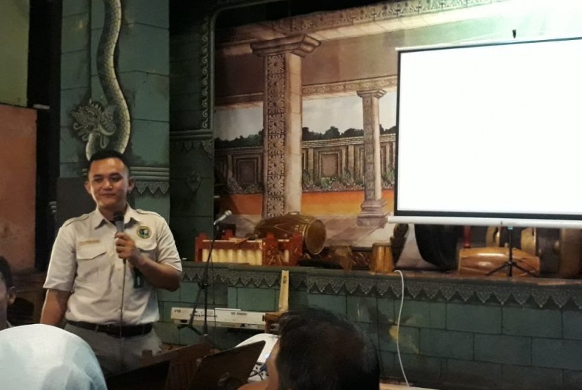 Marketing Communication Manager Taman Safari Prigen (TSP), Ashrully Setia memberikan penjelasan kepada wartawan ihwal TSP di Rumah Makan Inggil, Malang. 