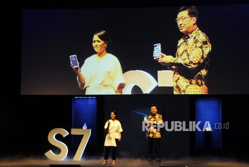Marketing Director IT & Mobile PT SEIN Vebbyna Kaunang dan President PT SEIN Jaehoon Kwon (kiri-kanan) memperlihatkan Samsung Galaxy S7 dan Galaxy S7 Edge pada peluncurannya di Jakarta, Selasa (1/3).