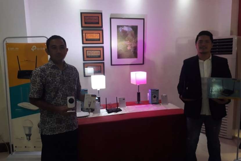 Marketing Manager TP-Link Indonesia Biko Yoshia menjelaskan (kanan) menunjukan produk-produk yang baru diluncurkan di Boncafe Surabaya, Kamis (29/8). Produk-produk tersebut diantaranya internet protocol (IP) kamera seri NC260 HD Day/Night, dan smart bulb LB130.