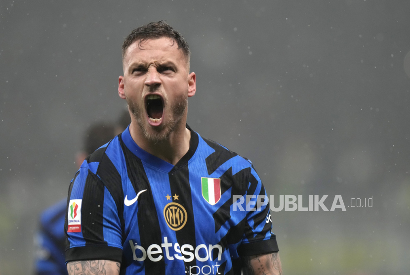 Marko Arnautovic dari Inter Milan berselebrasi setelah mencetak gol pembuka timnya selama pertandingan perempat final Piala Italia antara Inter Milan dan Lazio, di Stadion Giuseppe Meazza, Milan, Rabu, 26 Februari 2025 WIB.