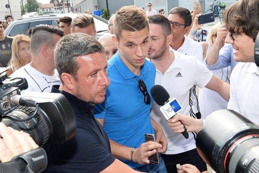 Marko Pjaca (kaos biru) saat tiba di Turin untuk menjalani tes medis pada Juli 2016. Juventus membeli Pjaca dari Dinamo Zagreb senilai 25 juta euro.