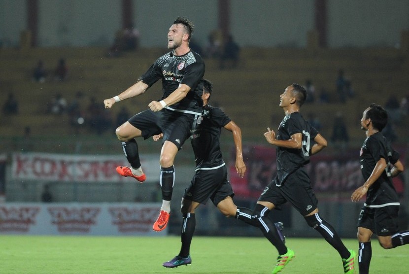Marko Simic (kiri) seusai mencetak gol untuk Persija saat melawan Madura United pada Suramadu Super Cup 2018, Senin (8/1).