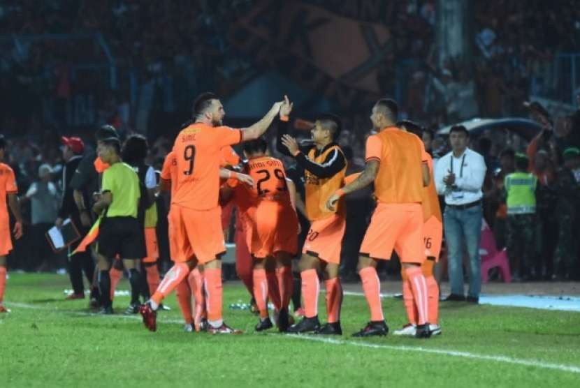 Marko SImic merayakan gol ke gawang Arema bersama rekan-rekannya.