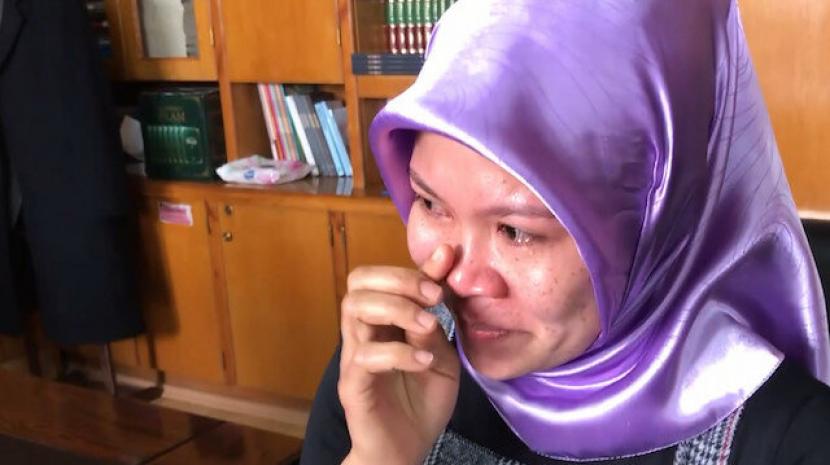 Marlyn tak Kuasa Menahan Air Mata Haru Saat Ucapkan Syahadat. Wanita Filipina bernama Marlyn Demir memeluk Islam di provinsi Karabuk utara, Turki.
