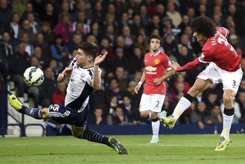 Marouane Fellaini saat melepaskan tendangan ke gawang West Bromwich Albion, SElasa (21/10) dini hari WIB.