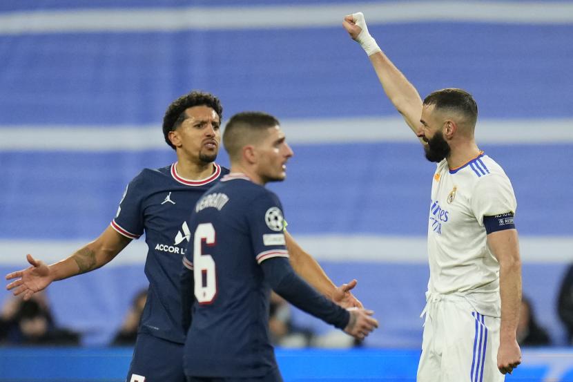 Marquinhos dari PSG, kiri, dan rekan setimnya Marco Verratti, tengah, bereaksi ketika Karim Benzema merayakan golnya pada pertandingan Liga Champions. 