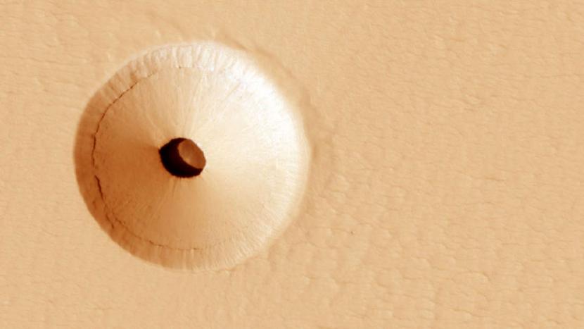  Mars memiliki lubang besar yang membuatnya seperti lapangan golf raksasa.