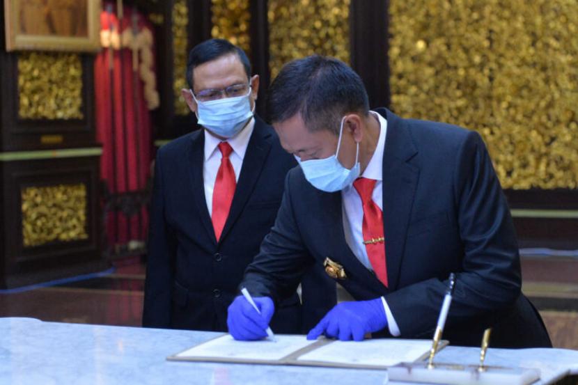Marsda Donny Ermawan Taufani menandatangani dokumen sertijab disaksikan Laksdya Agus Setiadji.