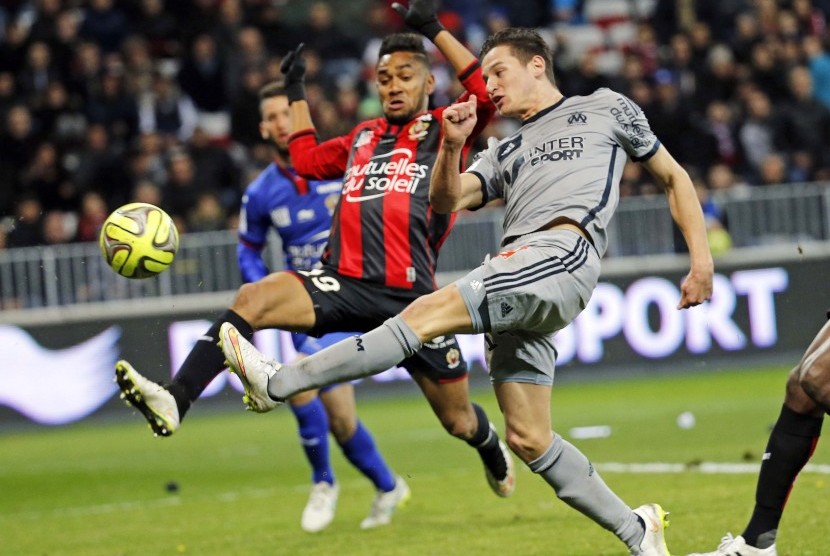 Marseille's Florian Thauvin (R) challenges Nice's Jordan Amavi on his way to score during their Ligue1 soccer match at Allianz Riviera stadium in Nice January 23, 2015.