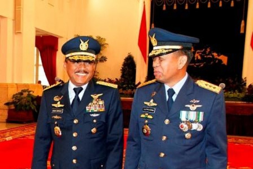 Marsekal TNI Imam Sufaat (kiri) berbincang KSAU Marsekal Madya TNI Ida Bagus Putu Dunia (kanan) setelah pelantikan di Istana Negara, Jakarta, Senin (17/12).