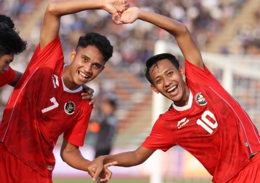 Marselino Ferdinan (kiri) merayakan golnya ke gawang Filipina pada laga pembuka Grup A cabang olahraga sepak bola SEA Games 2023 Kamboja di STadion Olympic, Phnom Penh, Sabtu (29/4/2023).