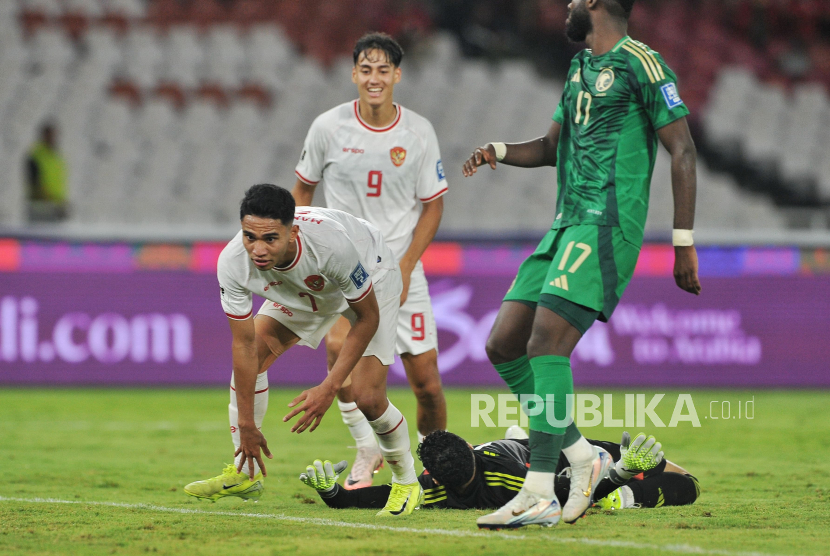 Marselino Feridnan (kiri) mencetak gol keduanya ke gawang Arab Saudi dalam laga keenam Grup C Babak Ketiga Kualifikasi Piala Dunia 2026 Zona Asia di Stadion Utama Gelora Bung Karno, Senayan, Jakarta, Selasa (19/11/2024).