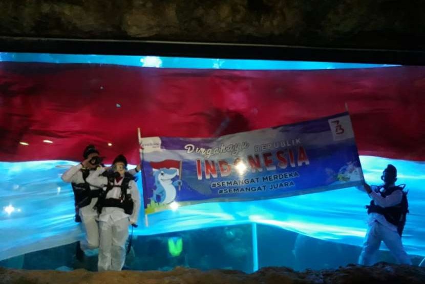 Marsha Aruan, figur publik yang dilibatkan pada prosesi pengibaran bendera merah putih bawah air untuk memperingati Hari Kemerdekaan RI ke-73 di Seaworld Ancol.