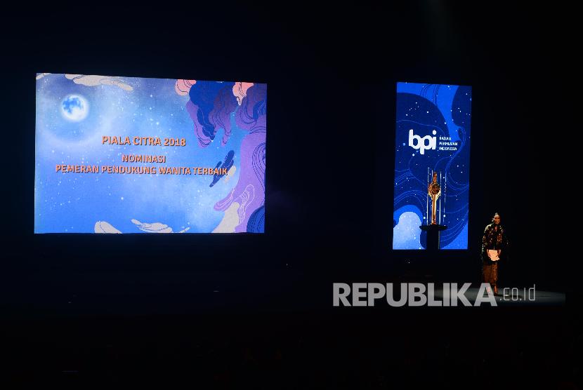 Marsha Timothy membacakan nominasi pemeran pendukung wanita terbaik dalam acara Festival Film Indonesia di Taman Ismail Marzuki, Jakarta, Ahad, (9/12) malam. Piala Citra tahun ini akan memberikan anugerah kepada 22 kategori di bidang perfilman Indonesia.  