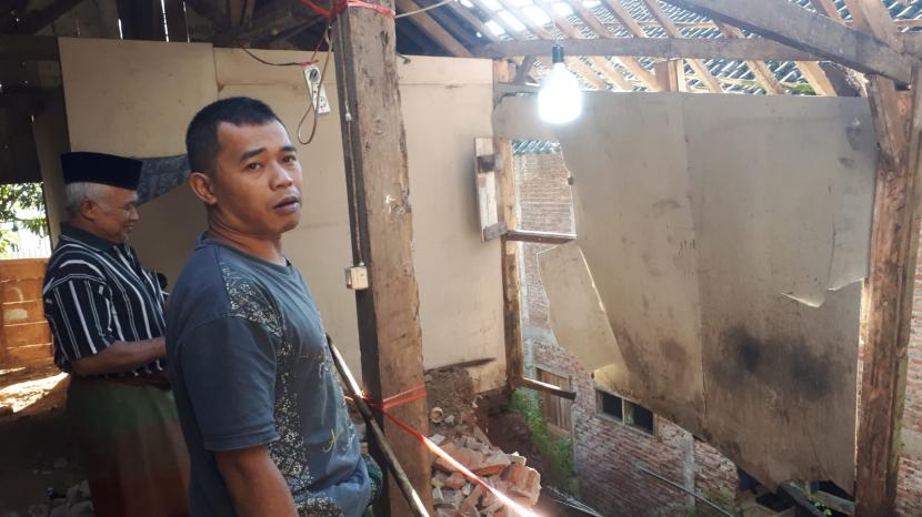  Marsudi, warga RT02/RW 03 Desa Nyatnyono, Kecamatan Ungaran Barat, Kabupaten Semarang, menunjukkan bagian belakang rumahnya yang lantainya ambrol, akibat longsor.