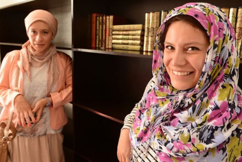 Martha Alamilla (kanan) dan temannya sesama mualaf.