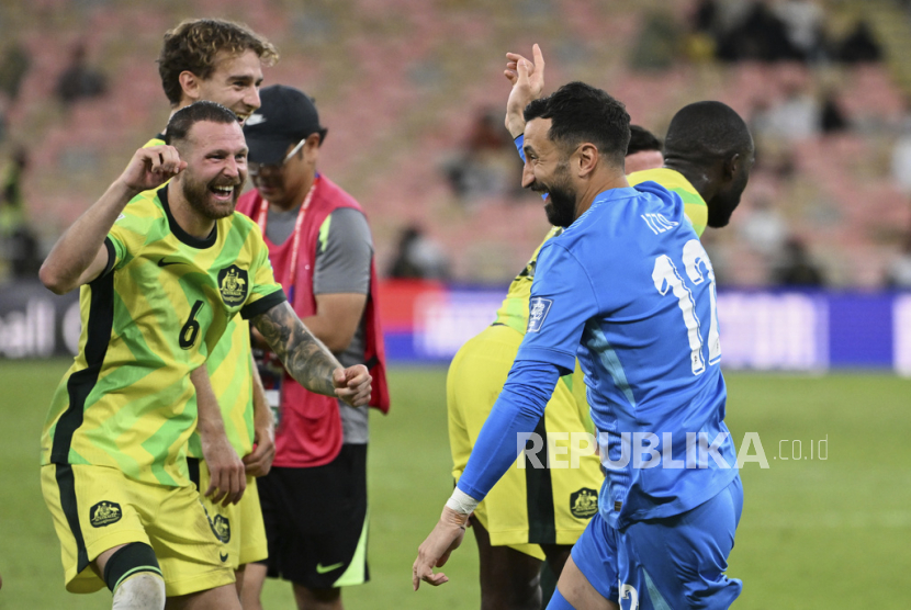 Martin Boyle dari Australia, kiri, dan penjaga gawang Australia Paul David Izzo merayakan kemenangan setelah memenangkan pertandingan kualifikasi Grup C Piala Dunia 2026 melawan Arab Saudi di Stadion King Abdullah di Jeddah, Arab Saudi, Rabu, 11 Juni 2025 dini hari WIB. 
