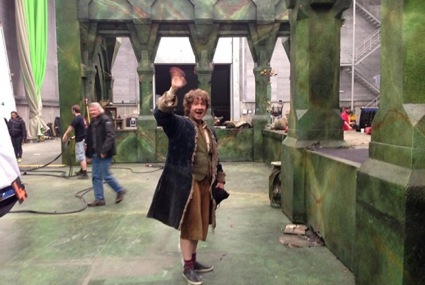 Martin Freeman melambaikan tangan saat menyelesaikan adegan terakhirnya di The Hobbit