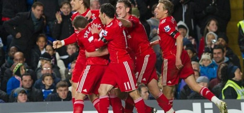 Martin Kelly (kiri), pemain Liverpool, melakukan selebrasi bersama rekan setimnya usai menjebol jala Chelsea di laga perempat final Piala Liga di Stamford Bridge, London, Selasa (29/11). 