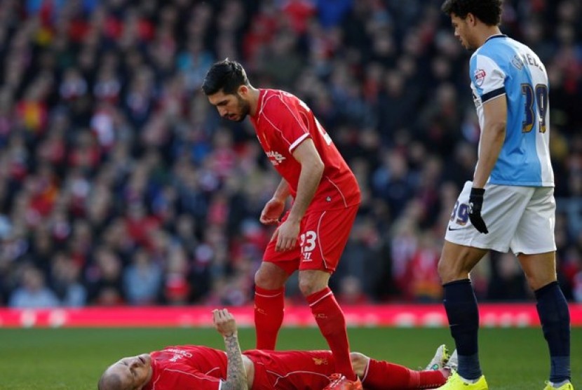 Martin Skrtel terbaring di lapangan setelah salah jatuh