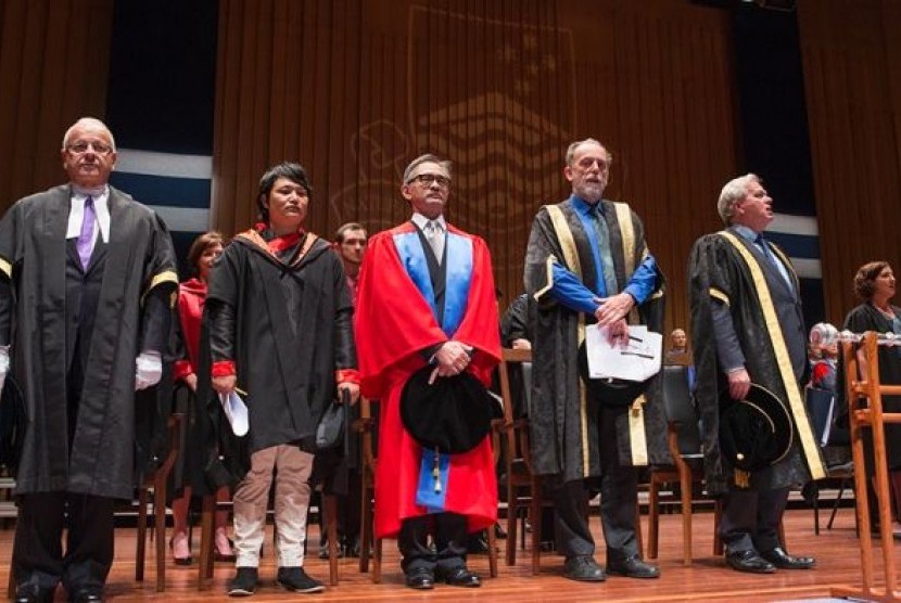 Marty Natalegawa (berjubah merah) menerima penghargaan Dr Honoris Causa dari ANU, Australia.