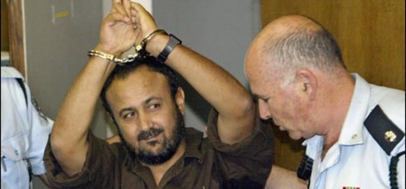 Marwan Barghouti (tangan diborgol) dikawal aparat keamanan Zionis Israel.