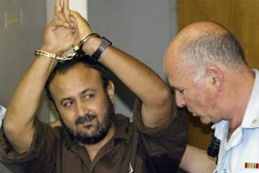 Marwan Barghouti (tangan diborgol) dikawal aparat keamanan Zionis Israel.