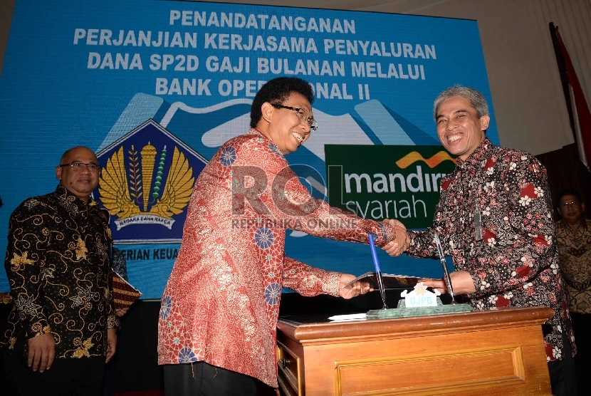 Marwanto Harjowiryono (kiri), dan Agus Sudiarto saat Penandatanganan Perjanjian Kerjasama Penyaluran Dana SP2D Gaji Bulanan Melalui Bank Operasional II, Jakarta, Senin (13/4).(Republika/ Yasin Habibi)