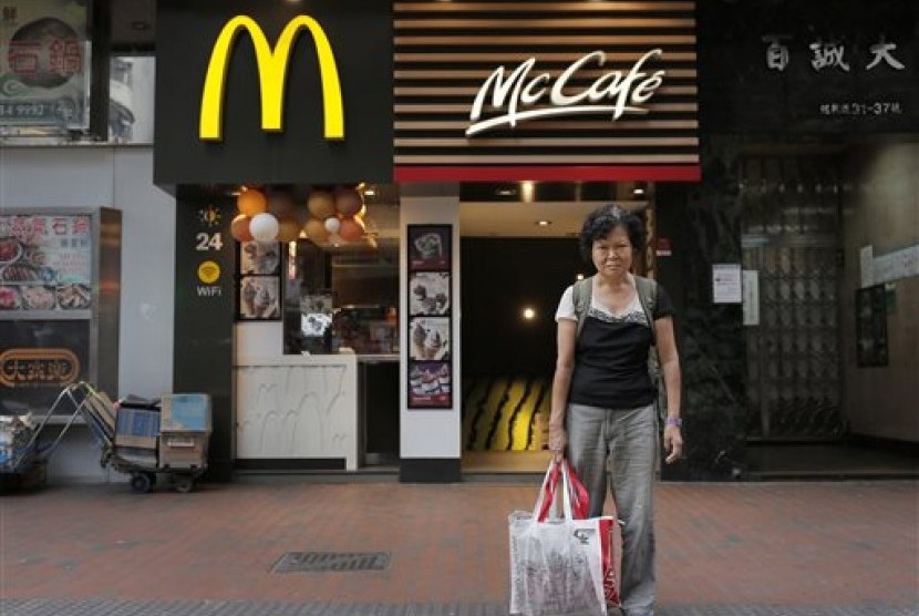 Mary Seow, WN Singapura yang sudah sebulan terakhir hidup di McDonald's Hong Kong ditemukan anaknya. Ia berpose di depan gerai yang ditinggalinya setelah sebelumnya terkatung-katung selama lima tahun di Hong Kong.