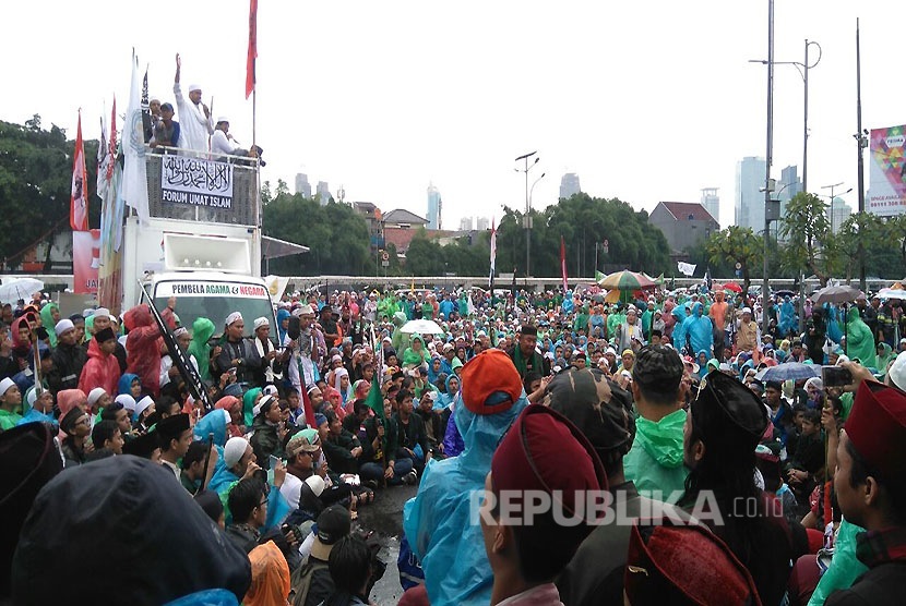 Masa aksi 212 memadati depan gedung DPR/MPR, di Jalan Gatot Subroto, Jakarta, Selasa (21/2).