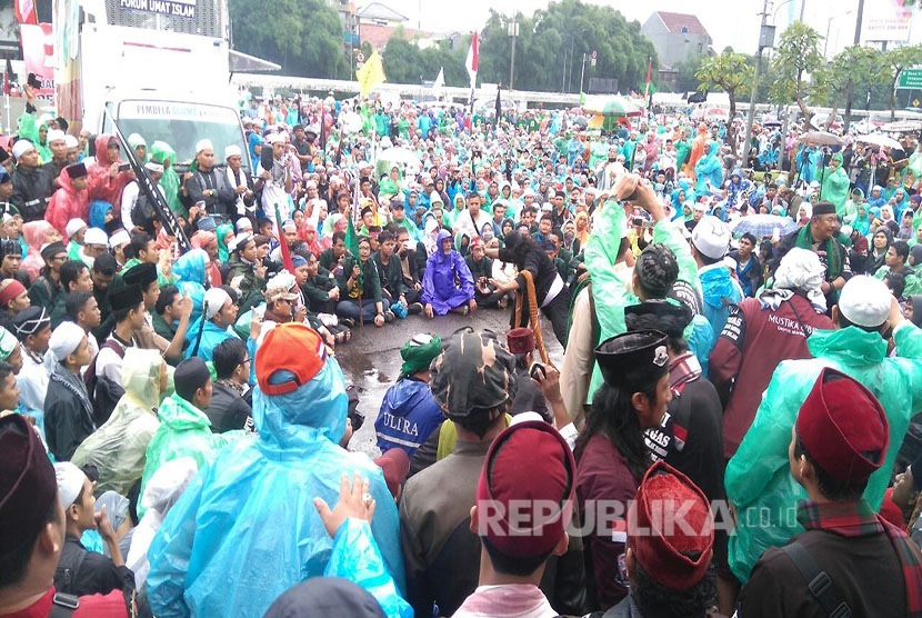 Massa aksi 212 memadati depan gedung DPR/MPR, di Jalan Gatot Subroto, Jakarta, Selasa (21/2).