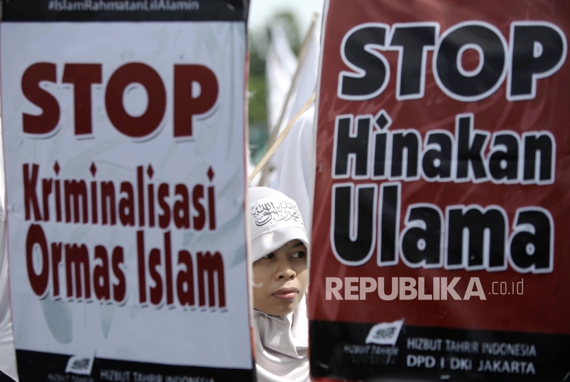 Masa Hizbut Tahrir Indonesia (HTI) melakukan aksi Menolak Kriminalisasi dan Pelecehan Terhadap Ulama saat berlangsungnya Hari Bebas Kendaraan Bermotor (HBKB) di kawasan silang Monas, Jakarta, Ahad (5/2). 