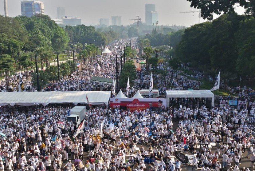 Masa kampanye Prabowo-Sandi memadati halaman Gelora Bung Karno, Ahad (7/4).