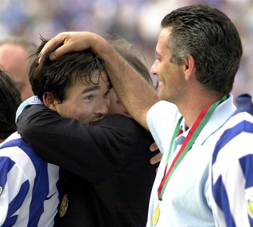 Masa kejayaan FC Porto. Deco mendapatkan ucapan selamat dari Jose Mourinho pada final Piala Super Portugal 2003 silam. 