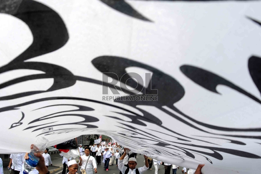 Masa?Massa dari sejumlah ormas Islam menggelar parade tauhid Indonesia saat melintas di kawasan Bundaran HI, Jakarta, Ahad (16/8).   (Republika/Agung Supriyanto)