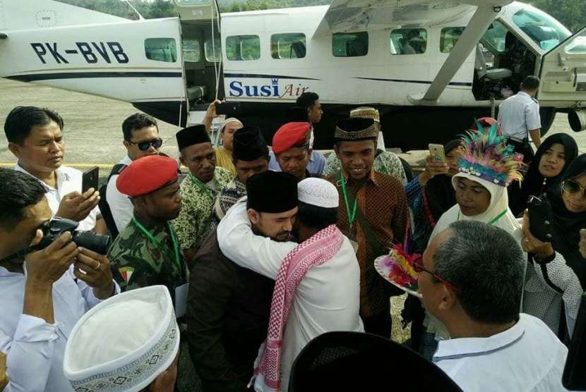 Masa menyambut kedatangan Ustadz Ahmad Al-Habsy (UAA) ke Teluk Bintuni