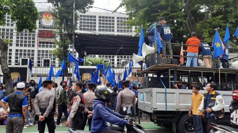 Masa Partai Rakyat Adil Makmur (Prima) menggelar aksi protes di depan Kantor KPU RI, Jakarta Pusat, Kamis (8/12) siang. Mereka menuntut transparansi KPU RI atas keputusannya tidak meloloskan Prima dalam tahapan verifikasi administrasi partai politik calon peserta Pemilu 2024. 