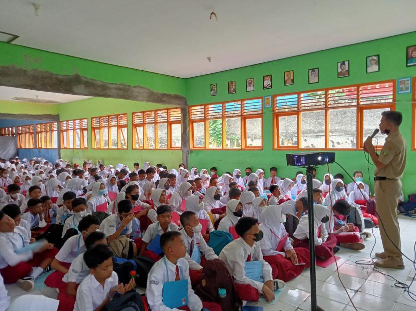Masa Pengenalan Lingkungan Sekolah (MPLS) tingkat SMP di Kota Sukabumi mulai dilakukan Senin (18/7/2022). Selain mengenalkan lingkungan sekolah juga memberikan wawasan mengenai lingkungan seperti daur ulang sampah dan upaya pencegahan kenakalan pelajar.