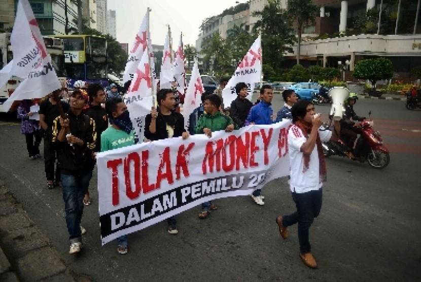 Masa yang tergabung dalam Kaukus Muda Indonesia (KMI) menggelar aksi unjuk rasa menentang politik uang di Bundaran HI, Jakarta, Jumat (4/4).