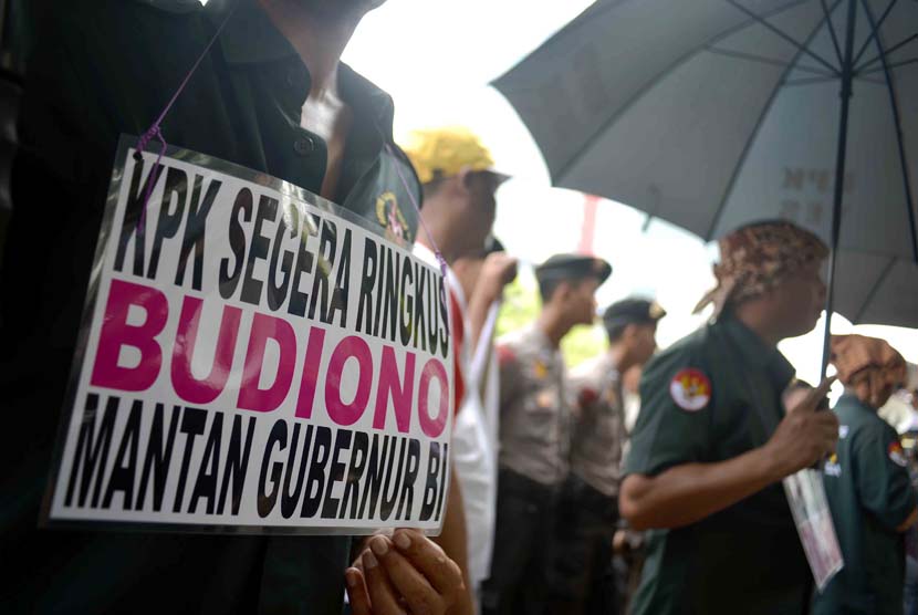 Masa yang tergabung dalam Laskar Anti- Korupsi Pejuang 45 menggelar aksi unjuk rasa saat sidang Wapres Boediono di depan Gedung Pengadilan Tipikor, Jakarta, Jumat (9/5).